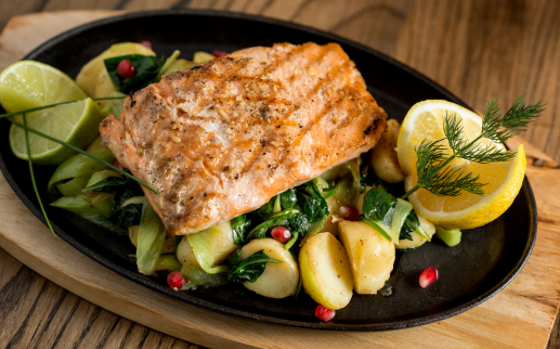 Pečený losos se špenátem a bramborami