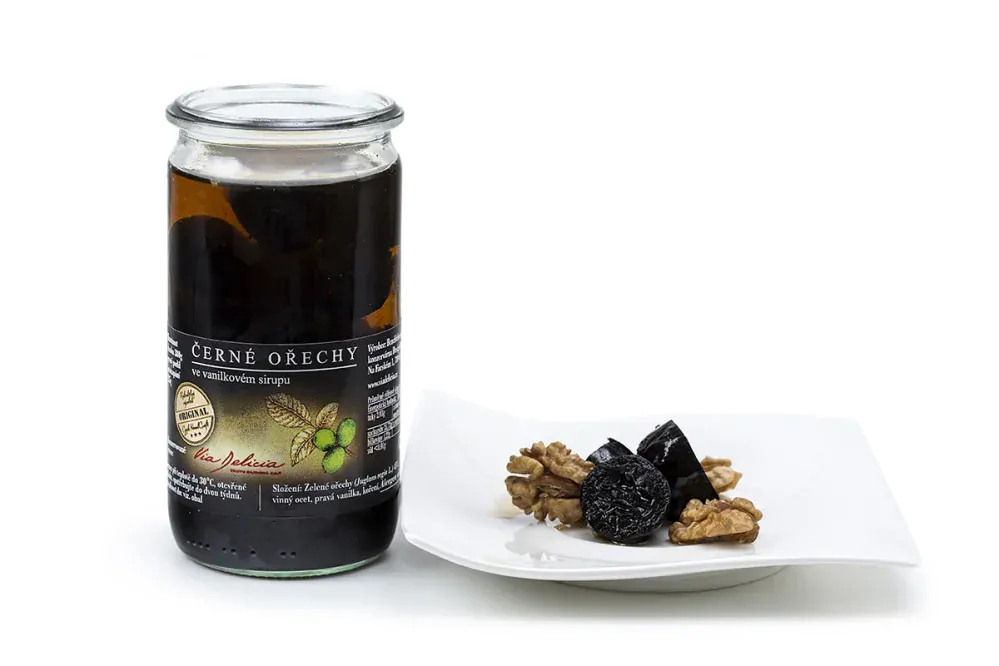 Černé ořechy ve vanilkovém sirupu